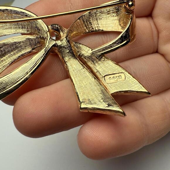 Avon Ribbon Bow Shape Rhinestone Brooch Pin Christmas Holiday Signed Gold Tone - Picture 6 of 10